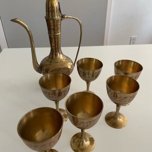 VINTAGE BRASS HAND ETCHED GENIE OIL BOTTLE/PITCHER & 6 CUPS MADE IN INDIA - Picture 7 of 7